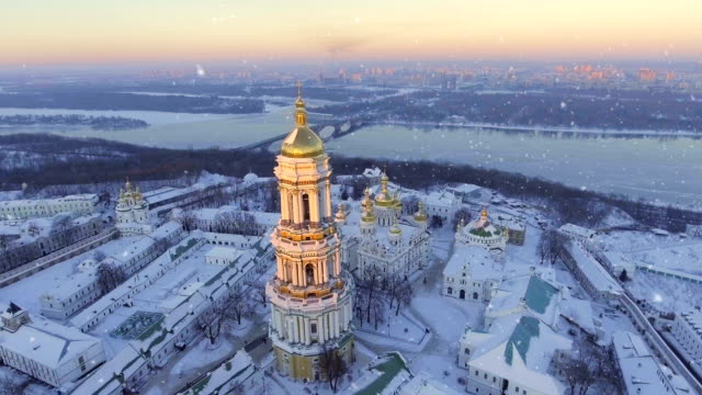 Kiev-Pechersk-Lavra.-Falling-snow-in-a-winter.-Kiev,-Ukraine