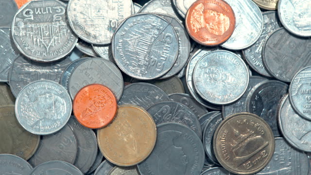 Closeup-Draufsicht-Bewegung-drehen-Münzen-Thailand-Geld,-Konzept-Einsparungen
