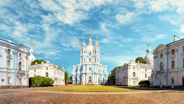 San-Petersburgo---Catedral-del-monasterio-Smolny-en-Rusia---Time-lapse