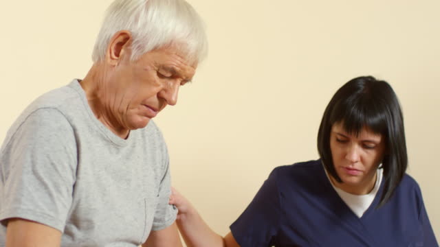 Ältere-Patienten-Gehübungen-mit-Physiotherapeuten