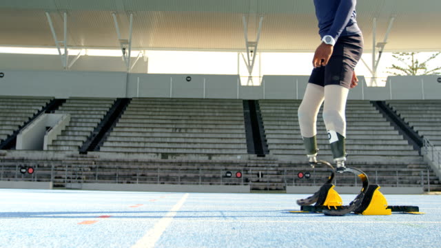 Discapacitados-atletismo-preparándose-para-la-carrera-de-4k