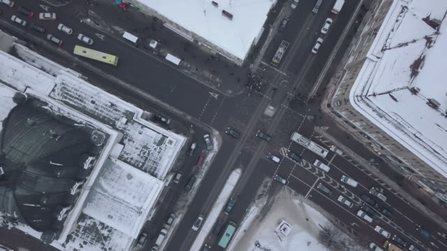 Lviv,-Ucrania---diciembre-de-2018.-Arial-ver-tráfico-de-vehículos-de-carga.-Hora-de-acometidas.-4K