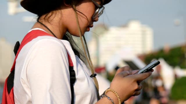 Jóvenes-mujeres-asiáticas-usando-chat-móvil-en-línea.-Mujer-con-smartphone-busca-a-turismo-redes-sociales.