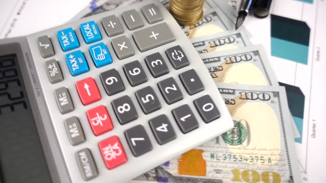 VIDEO,-Finanzen-und-Rechnungswesen-Hintergrund-mit-Zahlen-Tabelle-und-Hand-Taschenrechner-Spinnen