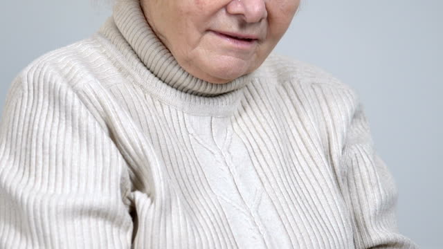 Ältere-Frau-im-Rollstuhl-Massage-Knien-starke-Schmerzen-in-den-Gelenken-leiden