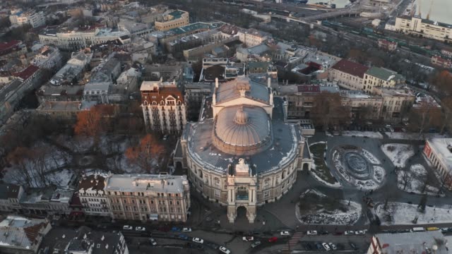 Luftbild-auf-Odessa-Oper-und-Ballett-Theater-während-der-Winterzeit-bei-Sonnenuntergang
