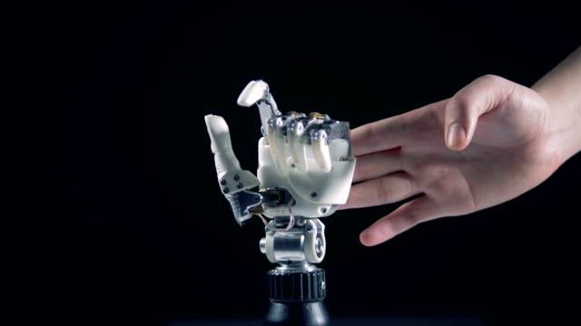 Menschliche-Hand-wechselt-auf-einem-bionischen