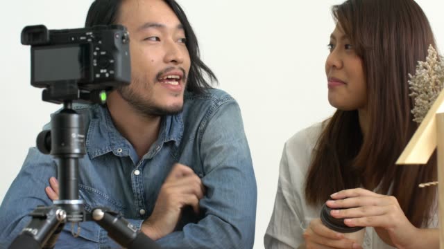 asiático-pareja-blogger-amor-en-las-redes-sociales-con-buena-historia-a-cámara-fondo-de-casa