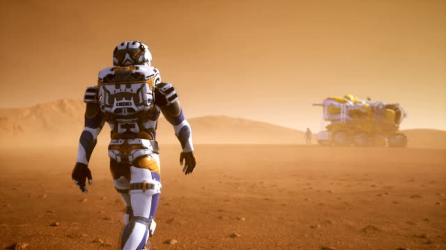 Der-Astronaut-geht-auf-der-Oberfläche-des-Mars-zum-Rover,-durch-einen-Staubsturm.-Panoramalandschaft-auf-der-Oberfläche-des-Mars.-Realistische-filmische-Animation.