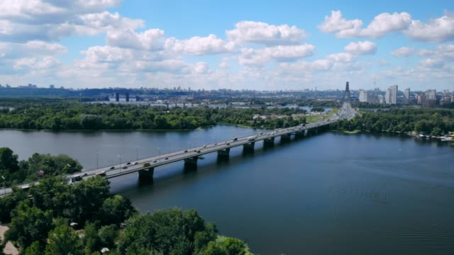 vista-aérea-en-Kiev-rodeado-de-agua-y-verde