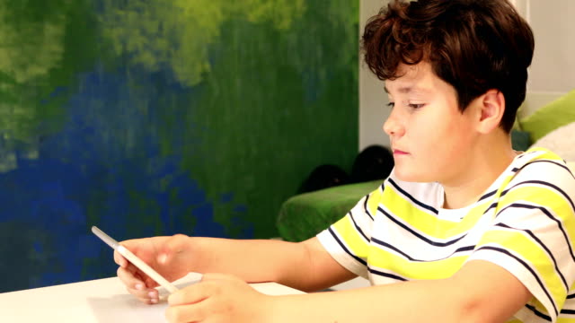 Porträt-eines-Teenagers-mit-digitalem-Tablet-Computer-zu-Hause