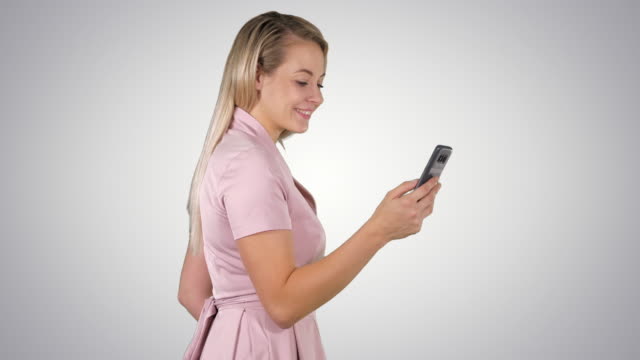Glückliche-Frau-Auswahl-von-Online-Inhalten-in-einem-Smartphone-auf-Gradienten-Hintergrund