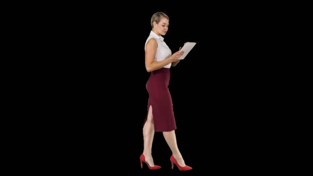 Businesswoman-usando-la-lengüeta-electrónica-que-camina,-canal-alfa