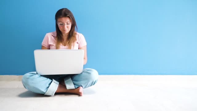 Las-mujeres-que-trabajan-con-Laptop