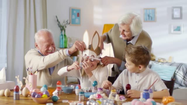 Großeltern-haben-Spaß-mit-Enkelkindern-zu-Ostern