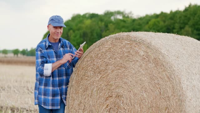 Agricultura-moderna.-Amor-a-la-agricultura.-Granjero-usando-la-tableta-digital-mientras-examina-la-granja