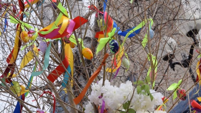 Osterbaum,-Weide-mit-dekorativen-Eiern-und-farbigen-Bändern,-Ferienhintergrund