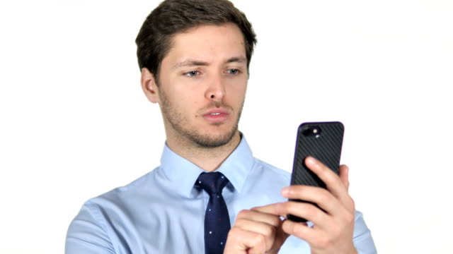 Junger-Geschäftsmann-nutzt-Smartphone-auf-weißem-Hintergrund