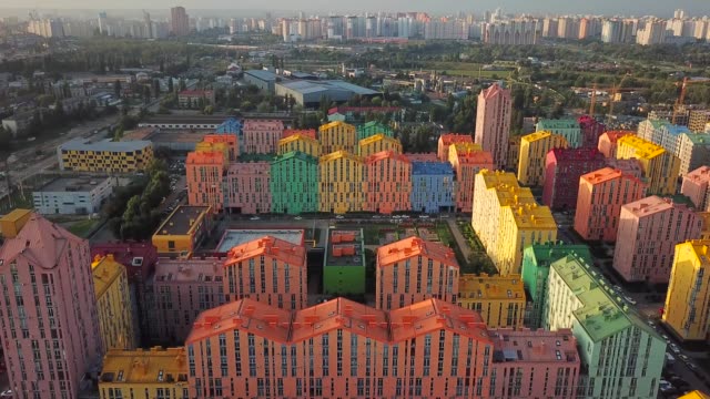 Luftaufnahme-des-Bezirks-der-bunten-Häuser-in-Kiew,-Ukraine.-Komfortstädter-Gebäude