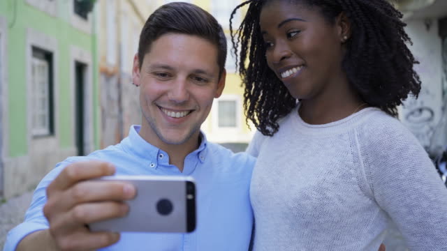 Frontansicht-von-fröhlichem-junges-Paar,-das-Selfie-mit-Smartphone-nimmt.