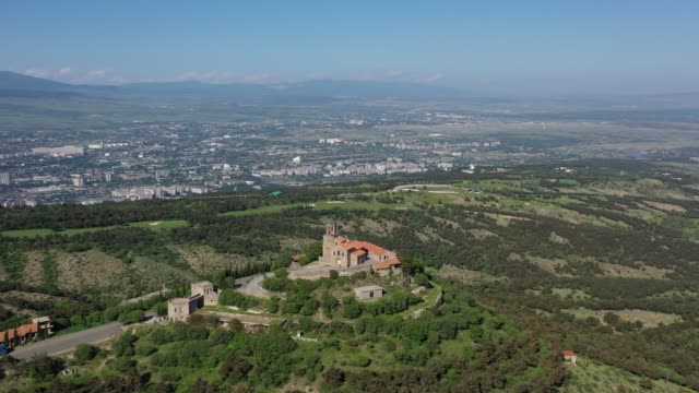 Flug-rund-um-das-Kloster-Shavnabada-in-Tiflis.-Luftaufnahme.