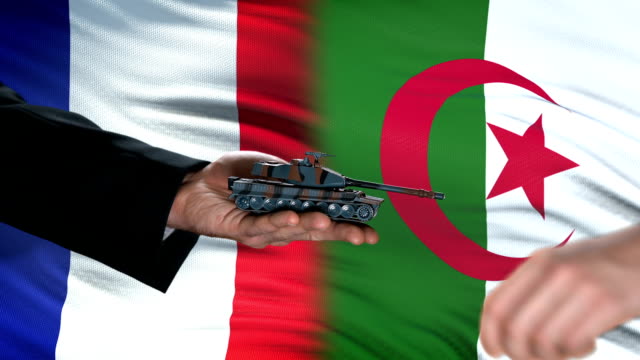 Frankreich-und-Algerien-Beamte-tauschen-Panzer-gegen-Geld,-Flagge-Hintergrund,-Waffe