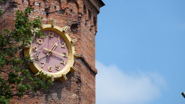 Gran-reloj-en-la-antigua-torre-de-agua