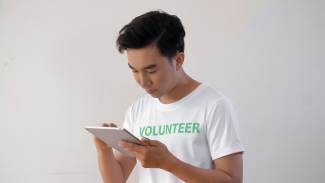 Männlicher-Freiwilliger-mit-Tablet