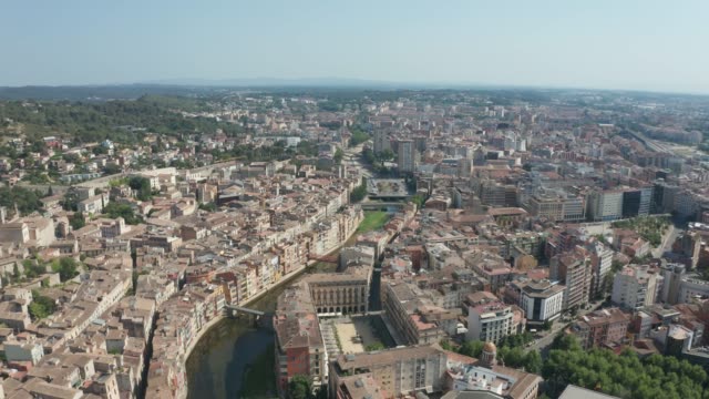 Drohnenflug-über-Girona-Gebäuden-und-Fluss-Onyar