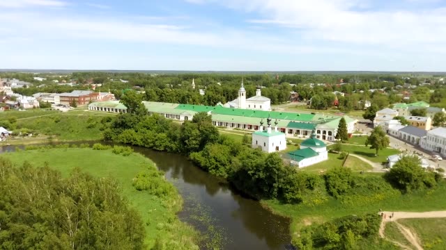 Panoramic-view-of-white-church-in-Suzdal,-Russia