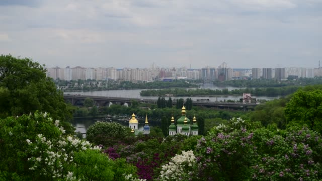 Primavera-Kiev-panorama-después-de-la-iglesia-de-la-lluvia-floreciendo-lila-Ucrania-4k-vídeo
