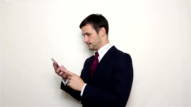 Junge-stattliche-Geschäftsmann-spricht-per-Videoanruf-auf-seinem-Smartphone.