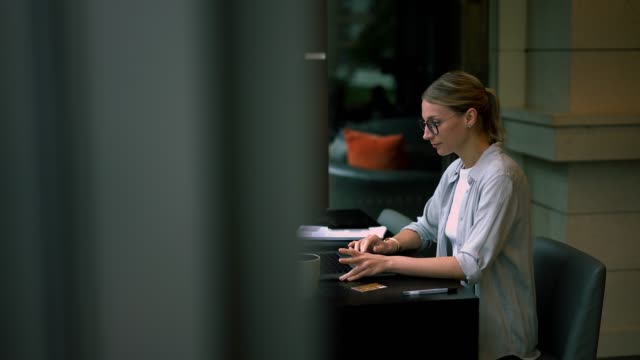 Seriöse-weibliche-Remote-Arbeiter-Eingabebericht-auf-Laptop-Computer-Analyse-von-Informationen-beim-Erneutlesen-von-Text-vom-Laptop