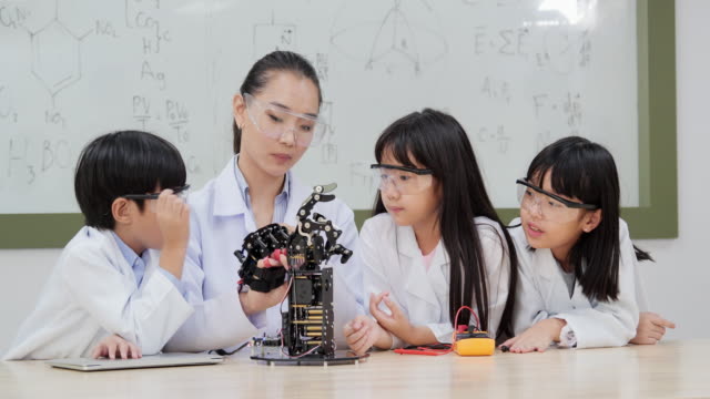 Group-of-Student-and-Teacher-in-robot-class.