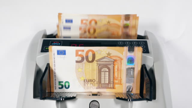 Nuevos-billetes-en-euros-contados-en-una-máquina-moderna.