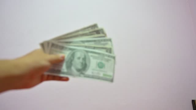 Die-Hand-des-Mannes-zahlt-die-Banknote-Dollar-an-den-Kunden