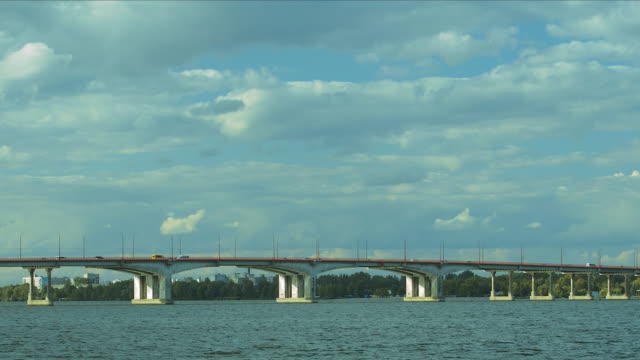 Automobilbrücke-über-den-Fluss