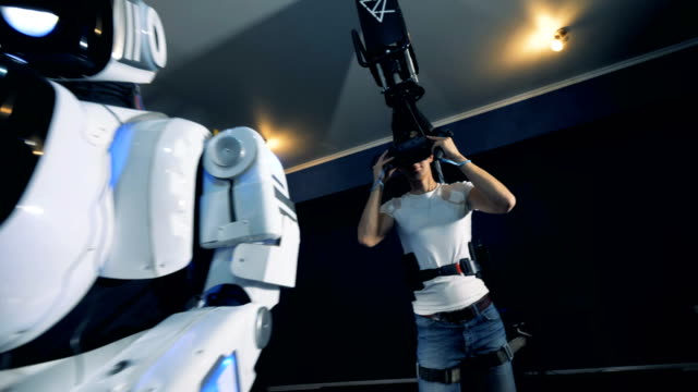 Junge-Spieler,-die-einen-Roboter-mit-VR-Ausrüstung-steuern,-aus-nächster-Nähe.
