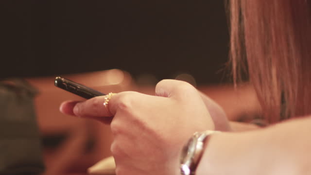 Close-up-:-Young-asian-woman-use-smartphone-in-Café
