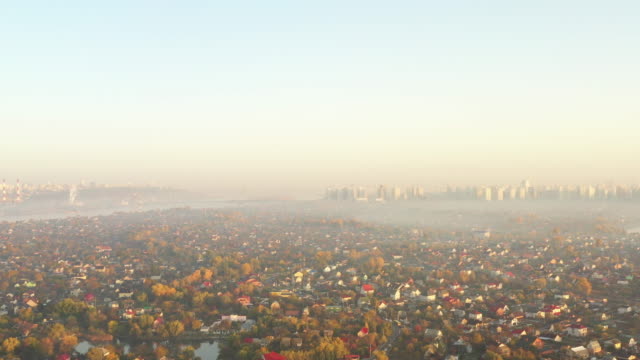4k-Niebla-de-la-mañana-al-amanecer-en-Kiev.-Distrito-de-Osorky.-Colores-pastel
