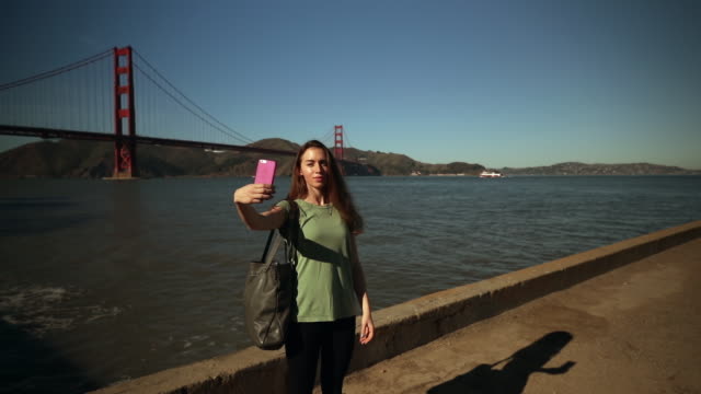 Frau-macht-Selfie-mit-Golden-Gate-Bridge
