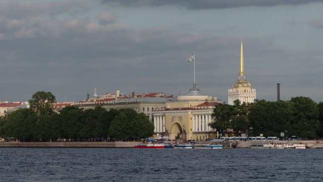 Time-lapse-of-The-Admiralty-and-Neva-river-in-the-summer---St.-Petersburg,-Russia