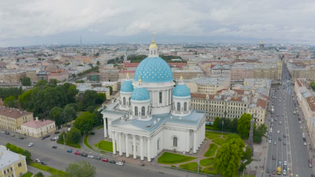 Die-berühmte-Dreifaltigkeitskathedrale-mit-blauen-Kuppeln-und-vergoldeten-Sternen,-Blick-auf-den-historischen-Teil-der-Stadt-Sankt-Petersburg,-typische-Häuser-rund-um
