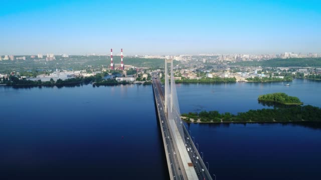 Luftdrohne-der-Südbrücke,-der-Stadt-Kiew.-Ukraine.-Dnjepr,-die-Brücke-überquert-den-Fluss.-Stadtbild-Luftbild-Brücke-auf-dem-Fluss-zwei-Jungs-klettern-auf-die-Spitze-der-Brücke