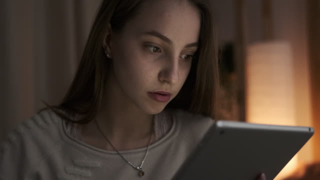 Teen-Mädchen-mit-digitalen-Tablet-in-der-Nacht