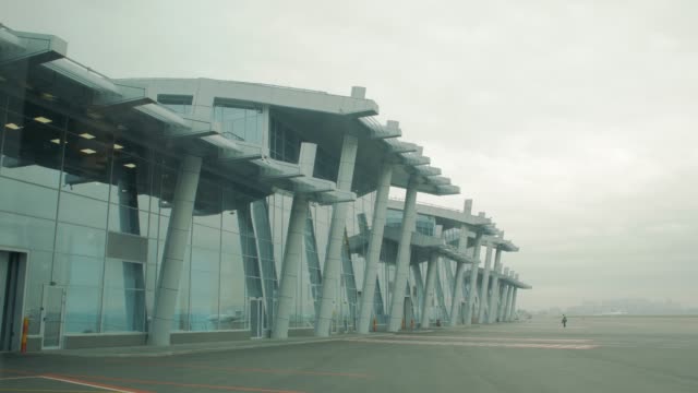 Das-Flughafenterminal-im-Freien