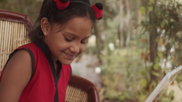 Indische-Kinder,-die-vor-ihrem-Haus-herumhängen