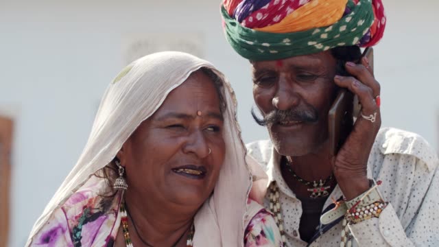 Ländlicher-Lebensstil-einer-traditionellen-Familie-mit-Technologie-und-medizinischer-Hilfe-in-Rajsthan