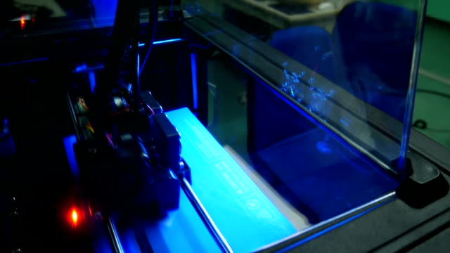 Impresora-3D-para-el-modelo-de-la-impresora.-Trabajo-en-el-laboratorio,-tecnología-de-impresión-3D,-secuencias-de-video-de-calidad-UHD