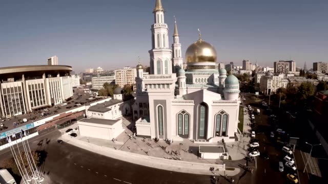 Toma-aérea-de-la-Mezquita-Catedral-de-Moscú.-Nueva-construcción-de-religión-en-Rusia.-Más-grande-de-Europa.-Imágenes-de-quadcopter-aérea-única.-Mezquita-Catedral-Moscú,-Rusia.-La-mezquita-principal-en-Moscú,-nuevo-hito.